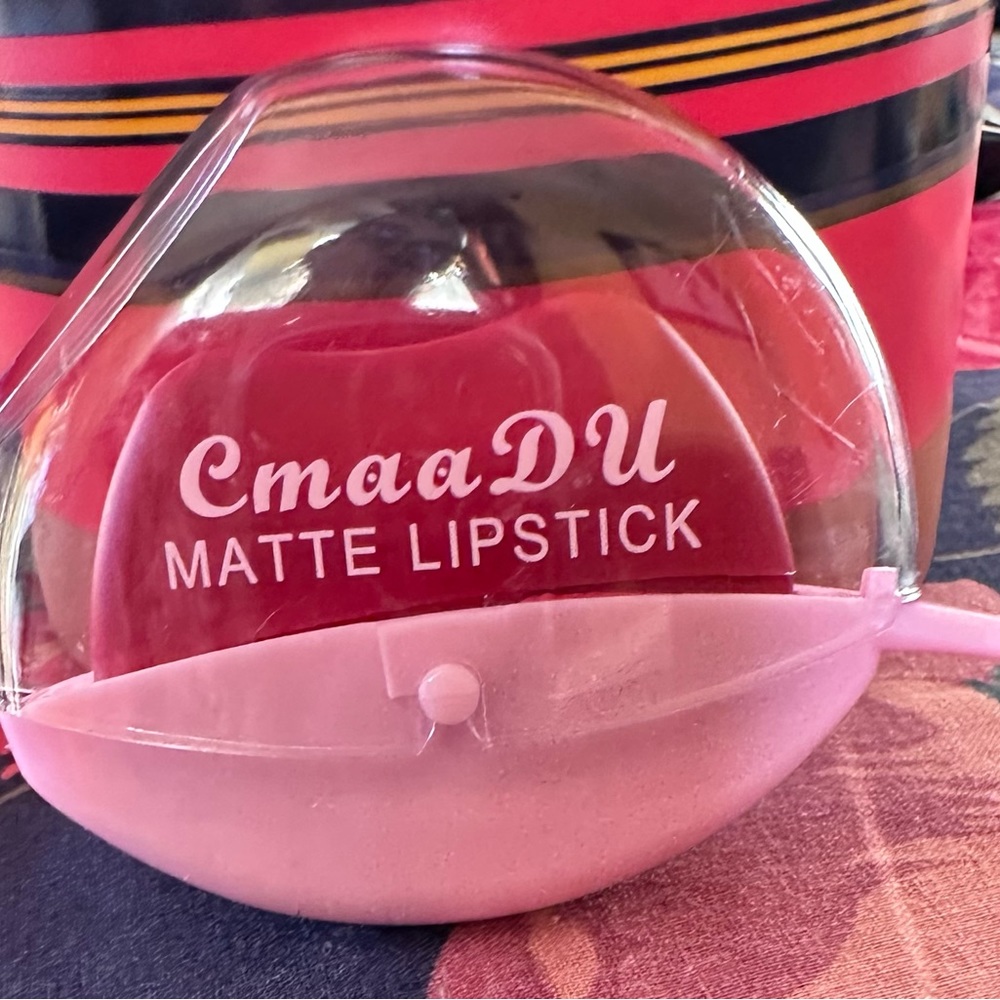 Long lasting moisturizing lipstick
